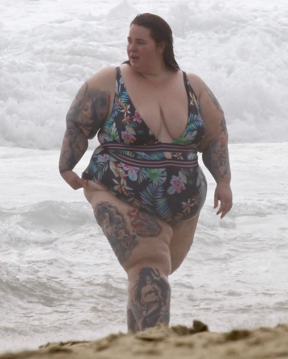 Толстая женщина в купальнике